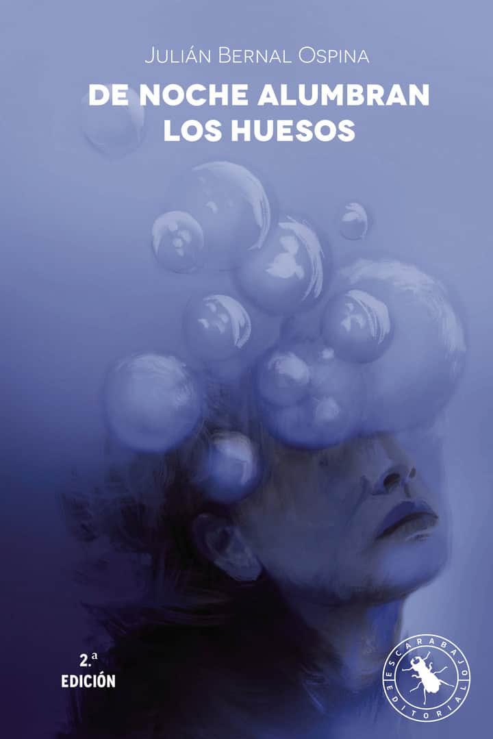 De noche alumbran los huesos