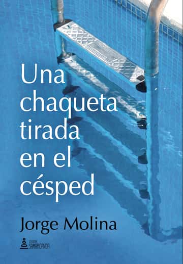 Una chaqueta tirada en el césped