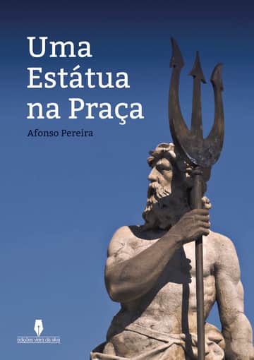 uma estátua na praça