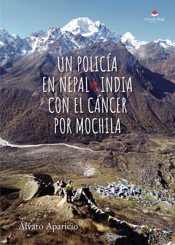 Un policía en Nepal*India con el cáncer por mochila