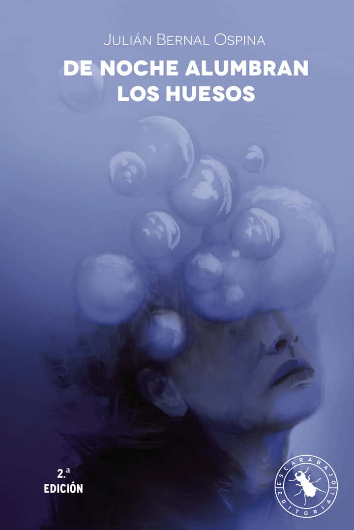 De noche alumbran los huesos